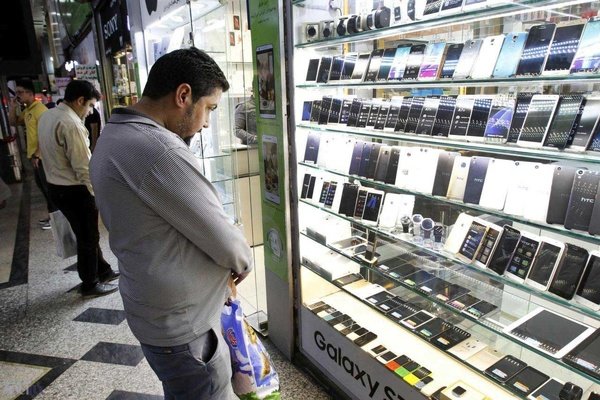 واردات مسافری گوشی آزاد شد ؛ عرضه موبایل‌های توقیفی تا هفته‌ آینده
