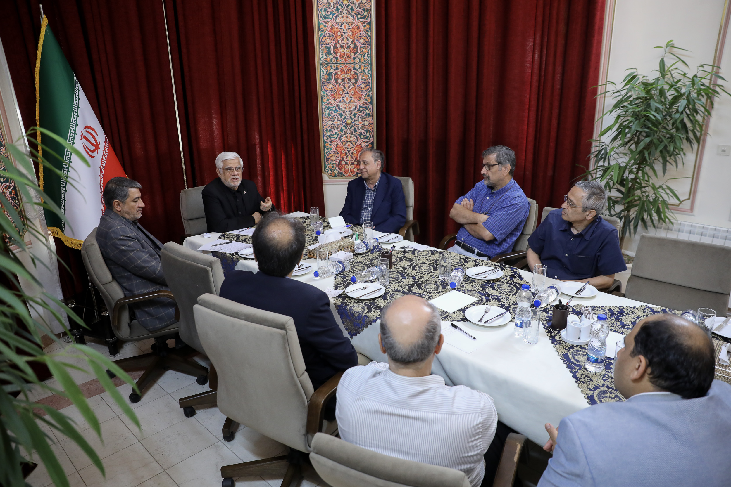 در شرایط فعلی باید به مطالبات و حساسیت‌های اجتماعی مردم توجه کرده و با مردم همراه شویم